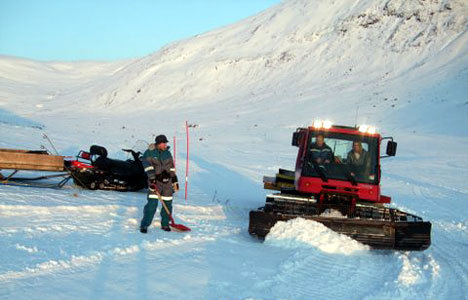 Sjåfør Mette fra Tromsø bydrift, påsitter fra KSL Bjørn Arne Sørensen. Utenfor maskinen Odd Arne Olsen, KSL.