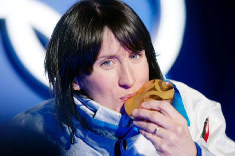 Marit Bjørgen med sitt OL-gull.