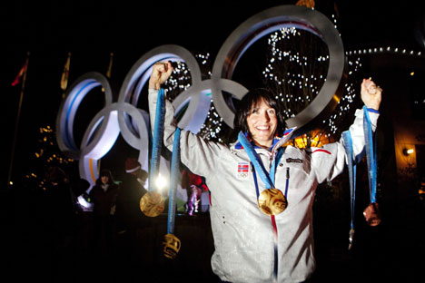 Marit Bjørgen poserer med alle OL-medaljene. Foto: Kristoffer Øverli Andersen Marit Bjørgen poserer med alle OL-medaljene.
