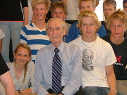 Sigdal ungdomsskole - besøk fra Gunnar Sønsteby mai 2010 Sigdal ungdomsskole - besøk fra Gunnar Sønsteby mai 2010