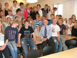Gunnart Sønsteby sammen med 9. trinn ved Sigdal ungdomsskole mai 2010 Gunnart Sønsteby sammen med 9. trinn ved Sigdal ungdomsskole mai 2010