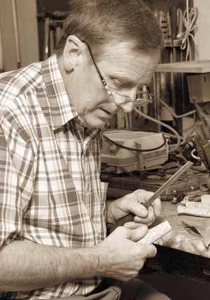 <br><i>Leif Reiersen i sitt verksted på Nakkerud. Han er ingen utstyrsfreak, og hevder han klarer seg fint med fem ulike verktøytyper; metallsaks, et par filer, hammer og tang, i tillegg til loddeutstyr</i>