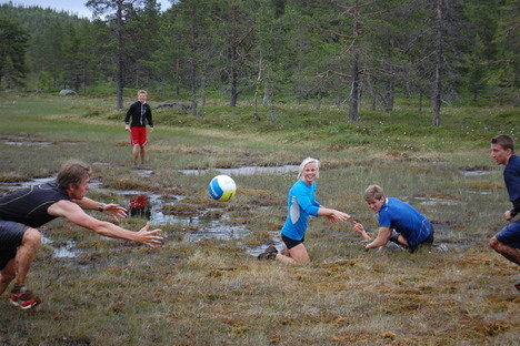 Myrfotball, Ski Idol 2010. Foto: Nils Marius Otterstad. Myrfotball, Ski Idol 2010. Foto: Nils Marius Otterstad.