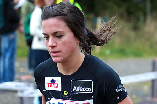 Heidi Weng løper inn til gull i juniorklassen i NM terrengløp. Foto: Kjell Vigestad.