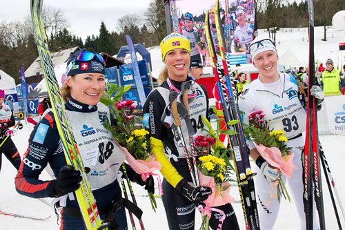 Damepallen i Jizerska 2011. Fra venstre: Serraina Boner (2), Sandra Hansson (1) og Susanne Nyström (3). Foto: Magnus Östh.