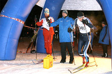 Tore Stokdal sender løpere avgårde i OBIK Skikarusell. Foto: Torger Bjørnstad.