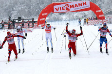 Eirik Brandsdal til venstre i bildet inn til seier i verdenscupsprinten i Otepää 2011. Ola Vigen Hattestad blir nr. 2. Foto: Hemmersbach/NordicFocus.