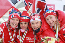 Norges gulljenter i stafetten under Junior-VM i Otepää. Fra venstre: Kari Øyre Slind, Heidi Weng, Martine Ek Hagen og Ragnhild Haga. Foto: Erik Borg.