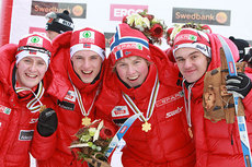 VM-gull til Norge på stafetten under junior-VM i Otepää 2011. Fra venstre: Sindre Bjørnestad Skar, Mathias Rundgreen, Emil Iversen, Varden og Erik Bergfall Brovold. Foto: Erik Borg.