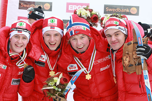 VM-gull til Norge på stafetten under junior-VM i Otepää 2011. Fra venstre: Sindre Bjørnestad Skar, Mathias Rundgreen, Emil Iversen, Varden og Erik Bergfall Brovold. Foto: Erik Borg.