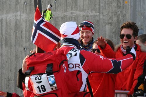 Tord Asle Gjerdalen omfavnes av familie og kjente.