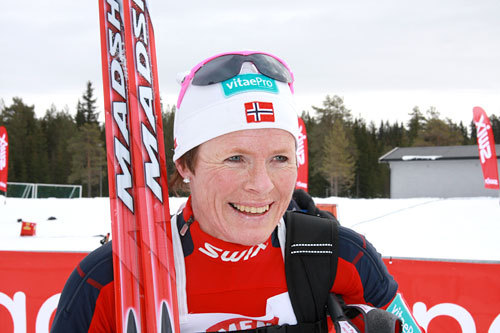 Hilde Gjermundshaug Pedersen etter seieren på HalvBirken 2011. Foto: Geir Nilsen/Langrenn.com.