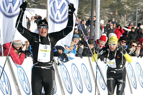 Stanislav Rezac inn til seier i Birkebeinerrennet 2011. Toeren Jörgen Brink i bakgrunn. Foto: Marius Gulliksrud.