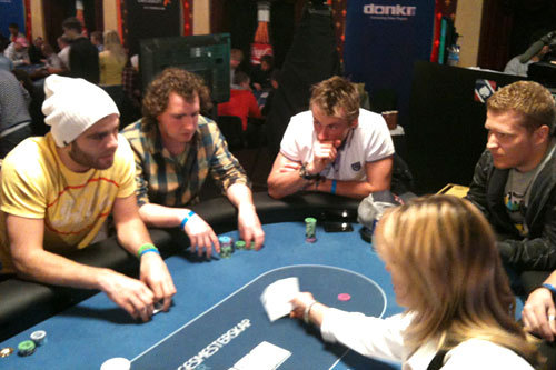 Petter Northug, midt i bildet, er på plass under poker-NM i Riga. Foto: Thorkild Gundersen / Vi Menn.