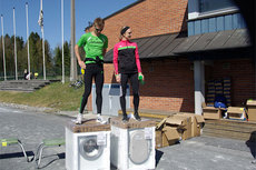 Øystein Sylta og Kjersti Karoline Danielsen med hver sin vaskemaskin etter seier i Råskinnet 2011. Arrangørfoto. Øystein Sylta og Kjersti Karoline Danielsen med hver sin vaskemaskin etter seier i Råskinnet 2011. Arrangørfoto.