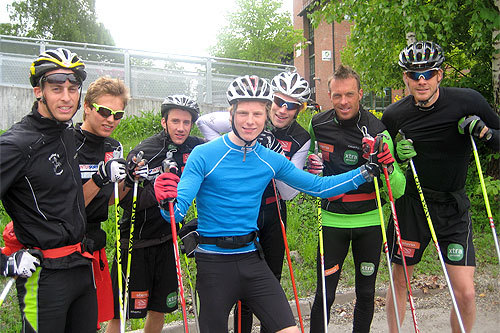 Anders Høst i blå trøye flankert av brorpartem av løperne i Team Xtra personell. Foto: Team Xtra personell.
