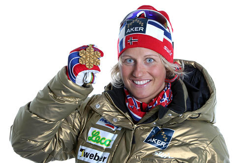 Vibeke Skofterud og hennes VM-gull fra stafetten i Oslo 2011. Foto: Hemmersbach/NordicFocus.