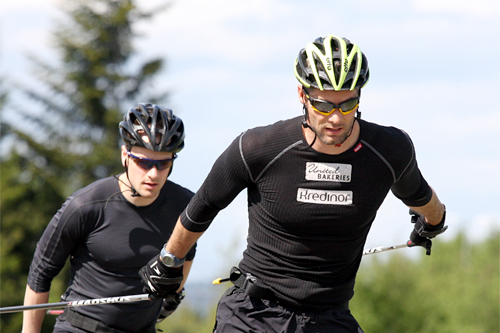 Thomas Alsgaard i front, med Arne Post tett bak, på Team United Bakeries samling i Nannestad i mai 2011. Foto: Geir Nilsen/Langrenn.com.