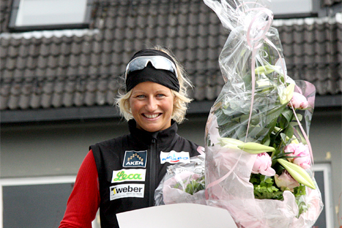 Vibeke Skofterud blir hyllet av handelstanden i Mjøndalen og Nedre Eiker kommune. Foto: Geir Nilsen/Langrenn.com.