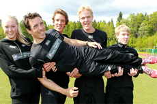 Eldar Rønning får et godt løft av Linn Eriksen, Heming, Mathias Borgnes, Heming, Magnus Stensås, Lundemo, og Eirik Bye, Oppegård.  Ungdommene er alle med på Team Morgendagens helter, hvor Eldar er mentor for Magnus og Eirik. Foto: Erik Borg.