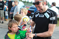 Autografskriving for Odd-Bjørn Hjelmeset på klubbkveld med Ås IL. Foto: Erik Borg.