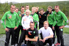Team Xtra personell med sitt siste tilskudd, Bjørn Dæhlie, på huk foran til høyre. Foto: Geir Nilsen/Langrenn.com.