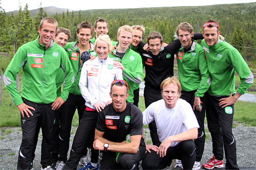 Team Xtra personell med sitt siste tilskudd, Bjørn Dæhlie, på huk foran til høyre. Foto: Geir Nilsen/Langrenn.com.