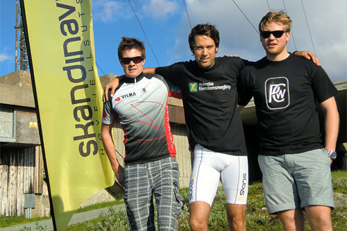 Vinner av Vassfjellet Opp 2010, Ola Berger, i midten. Flankert av arrangementsansvarlig Lars Jensen og representant fra Trønder-Lyn Anders Kregnes. Arrangørfoto.