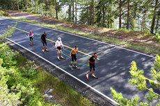 Team Xtra personell, med blant andre Anders og Jørgen Aukland, på vei rundt Krødern. Foto: Geir Nilsen/Langrenn.com. Team Xtra personell, med blant andre Anders og Jørgen Aukland, på vei rundt Krødern. Foto: Geir Nilsen/Langrenn.com.