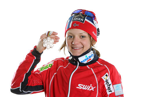 Maiken Caspersen Falla med VM-bronsen hun tok sammen med Astrid Uhrenholdt Jacobsen på team-sprinten i Holmenkollen 2011. Foto: Hemmersbach/NordicFocus.