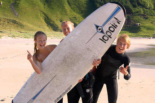 Tuva Toftdahl Staver, her til venstre, og søstrene Astrid og Silje Øyre Slind på surfecamp i Portugal. Foto: Privat.