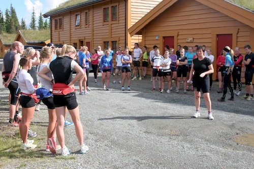 Juniorlandslagstrener Brit Baldishol mener skigymnasene spiller en viktig rolle i norsk langrenn.. Her fra Åpen Juniorlandslagsamling i Natrudstilen. Foto: Ingeborg Scheve