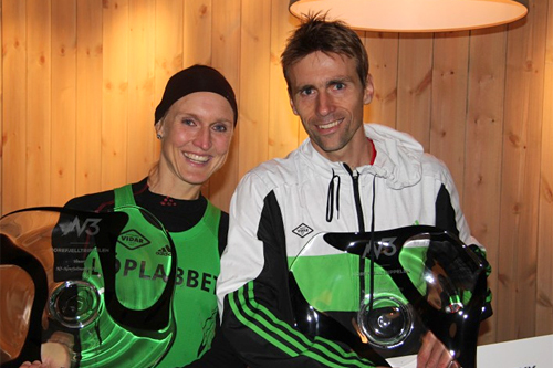 Kjersti Karoline Danielsen og Øystein Sylta til topps i Norefjellmarsjen 2011. Arrangørfoto.