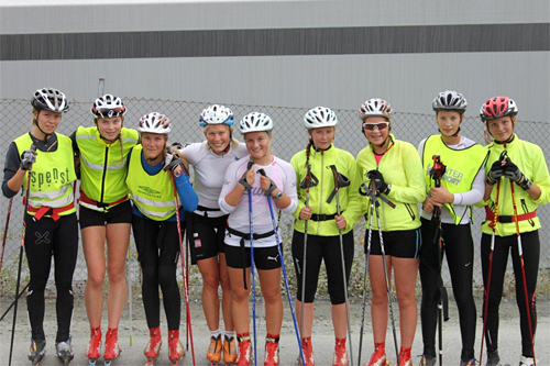 Guro Strøm Solli, nr. 4 fra venstre, sammen med ivrige jenter på Ulvangsamlinga 2011. Foto: Geir Løvlien.