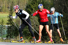 Eldar Rønning ligger i tet, hvor han nok har tenkt å være mye også den kommende vinteren. Bak ham følger Petter Northug jr. og Odd-Bjørn Hjelmeset. Foto: Erik Borg.