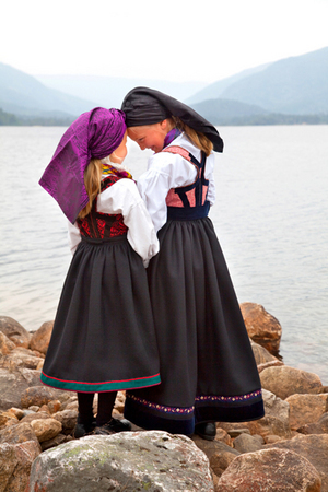Emma&nbsp;og&nbsp;Helene&nbsp;002_300x450