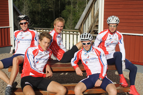 Team Norgeshus 2011-12, fem av sju løpere. Foto: Privat