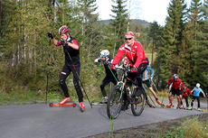 Andreas Molden fører an foran landslaget i rulleskiløypa på Konnerud. Trener Steinar Mundal sykler. Sjur Røthe følger nærmest nesbuen. Foto: Erik Borg.