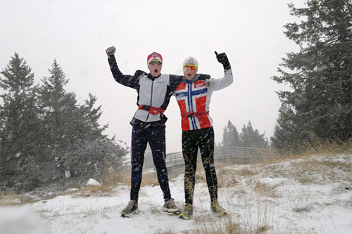 Fredrik Dalen og Eirik Sømoen jubler over snø så tidlig som 10. oktober 2011 på Sjusjøen.. Foto: Ole-Einar Brukvangen.