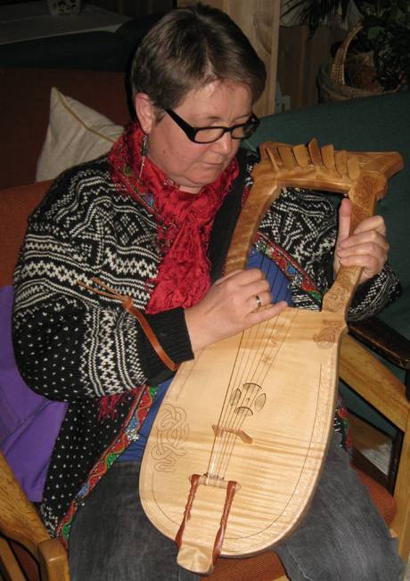 Turid Theisen med Kraviklyre
