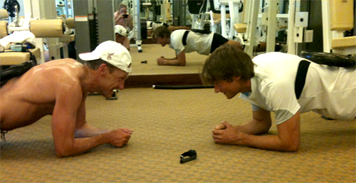 Thorkild Gundersen og Petter Northug utfordrer hverandre i styrkeøvelser. Foto: Privat. Thorkild Gundersen og Petter Northug utfordrer hverandre i styrkeøvelser. Foto: Privat.