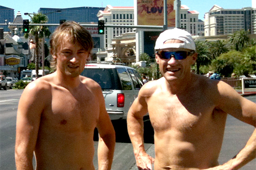 Petter Northug jr. og Thorkild Gundersen er på en lett joggetur på The Strip i Las Vegas i 40 grader. Foto: Privat.