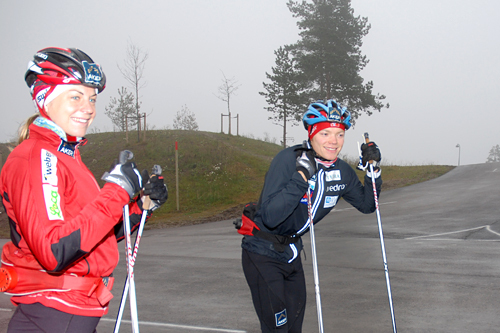 Astrid Uhrenholdt Jacobsen og Eirik Brandsdal trener i rulleskiløypa i Holmenkollen. Foto: Skiforeningen.