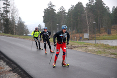 Anders Gløersen, Eirik Brandsdal og Martin Sletta trener i rulleskiløypa i Holmenkollen. Foto: Skiforeningen. Anders Gløersen, Eirik Brandsdal og Martin Sletta trener i rulleskiløypa i Holmenkollen. Foto: Skiforeningen.