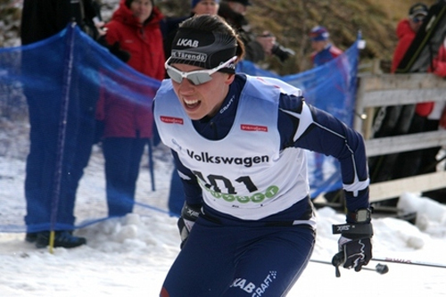Charlotte Kalla på vei mot seier i den svenske sesongåpningen i Bruksvallarna. Foto: Per Frost/Längd.se.