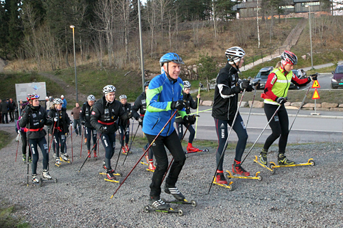 Oddvar Brå på Odlo sin re-lansering i Holmenkollen høsten 2011. Her i lyseblå jakke på trening med Heming-løpere. Foto: Erik Borg.