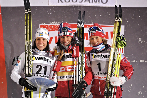 Charlotte Kalla (2), Marit Bjørgen (1) og Vibeke Skofterud (3) inntok pallen etter sprinten i mini-touren i finske Kuusamo 2011. Foto: Felgenhauer/NordicFocus.