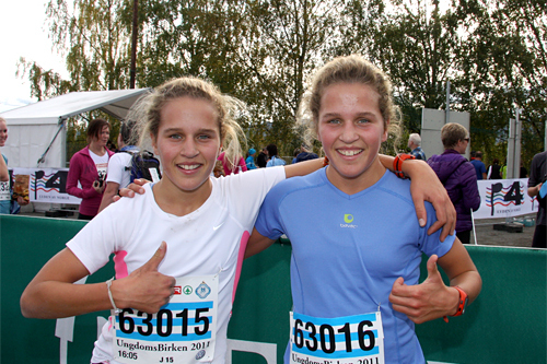 Lotta, til venstre, og Tiril Udnes Weng etter å ha vunnet Birkebeinerløpet i sin årsklasse høsten 2011. Foto: Geir Nilsen/Langrenn.com.