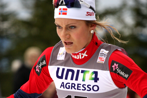 Martine Ek Hagen på vei mot 35. plass i verdenscupåpningen på Sjusjøen 2011. Foto: Geir Nilsen/Langrenn.com.