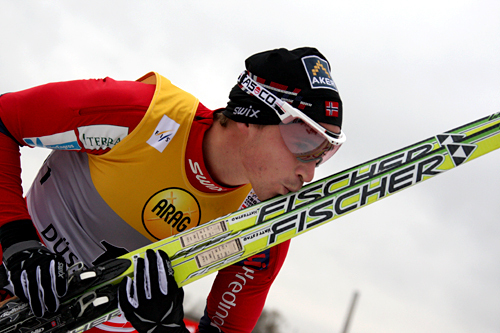 Ola Vigen Hattestad takker skiene etter å ha vunnet sprinten i Düsseldorf 2011. Foto: Hemmersbach/NordicFocus.